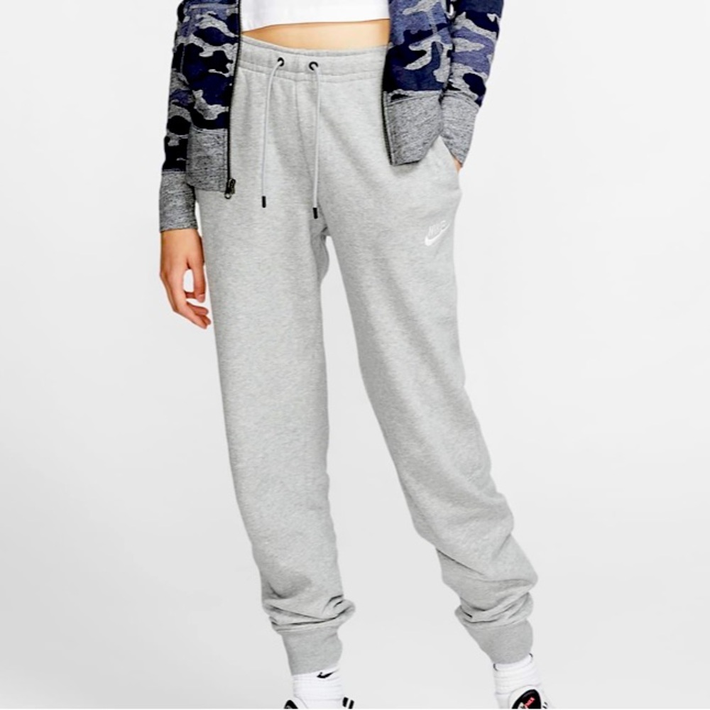 Nike Sportswear Essential | Women’s Fleece Sweatpants